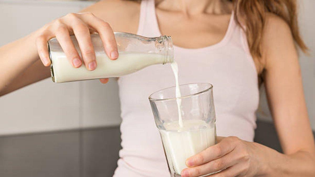 Ilustrasi minum susu