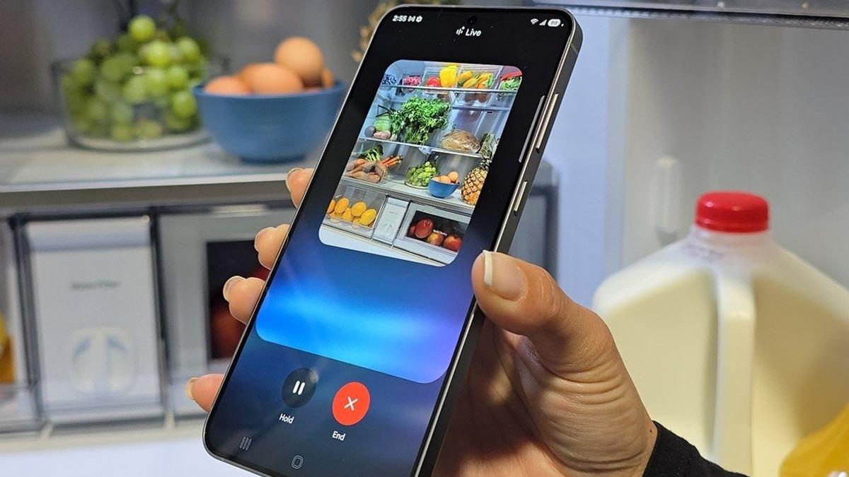 Ilustrasi penggunaan asisten AI Gemini di Samsung Galaxy S25 series