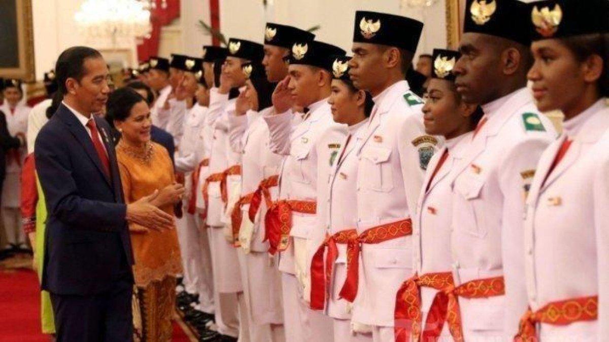Ilustrasi pengukuhan anggota Pasukan Pengibar Bendera Pusaka (Paskibraka) oleh Presiden Joko Widodo.