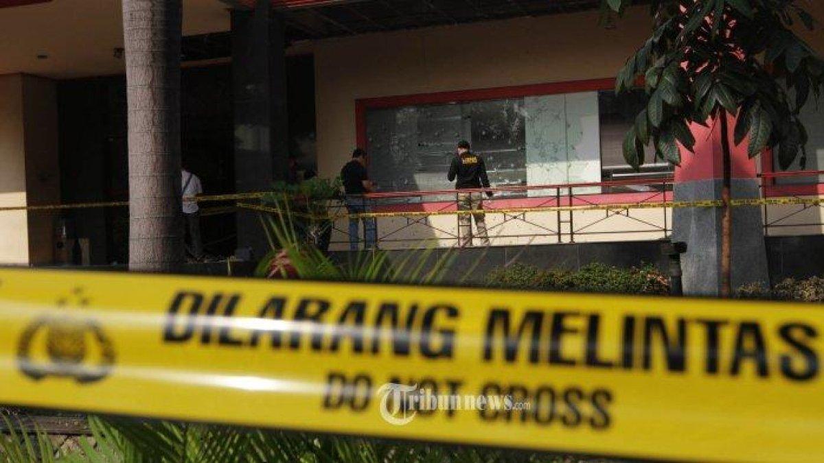 Ilustrasi polisi menginvestigasi kasus pembunuhan