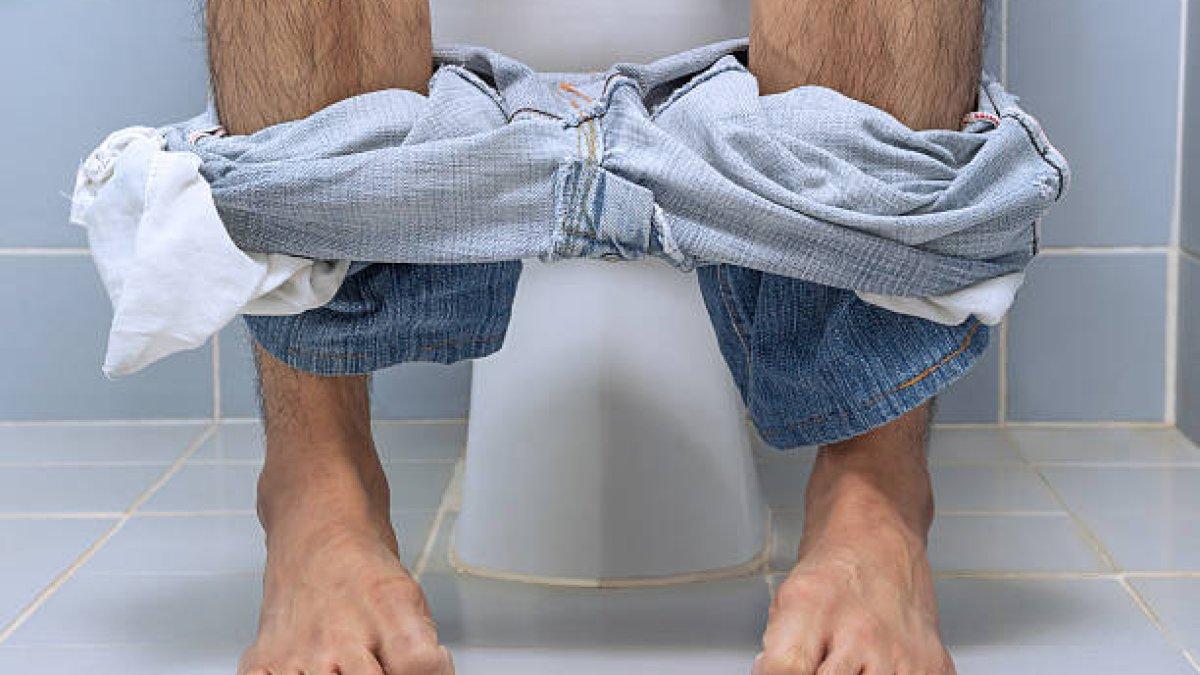 Ilustrasi - pria berada di toilet terlalu lama