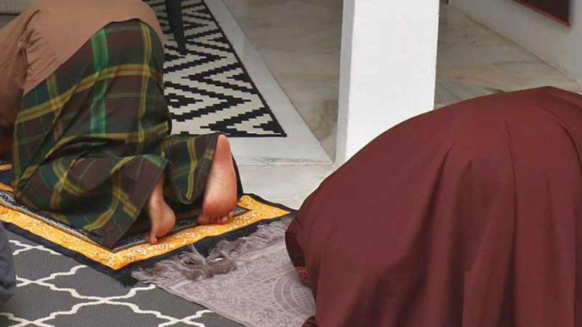 Ilustrasi suami istri sholat