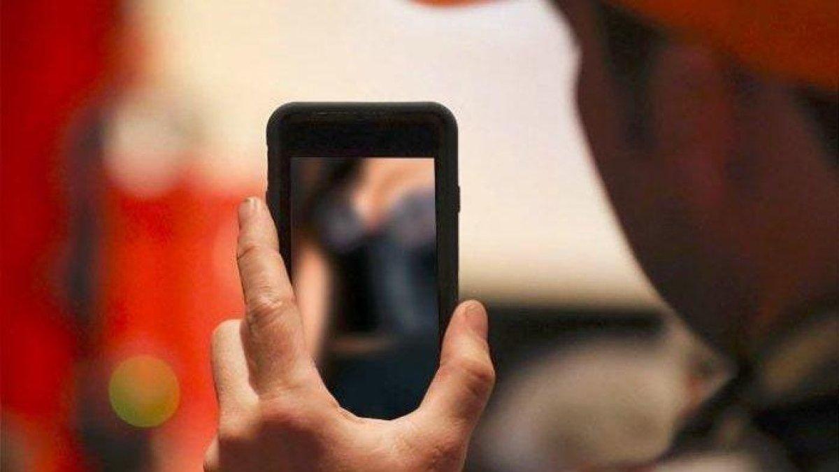 Ilustrasi foto kades pamer alat vital.