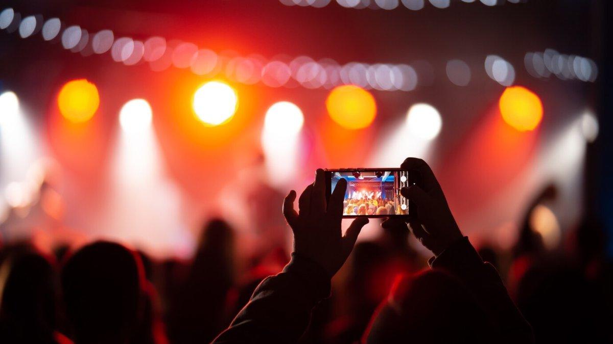 Ilustrasi zodiak hobi nonton konser.