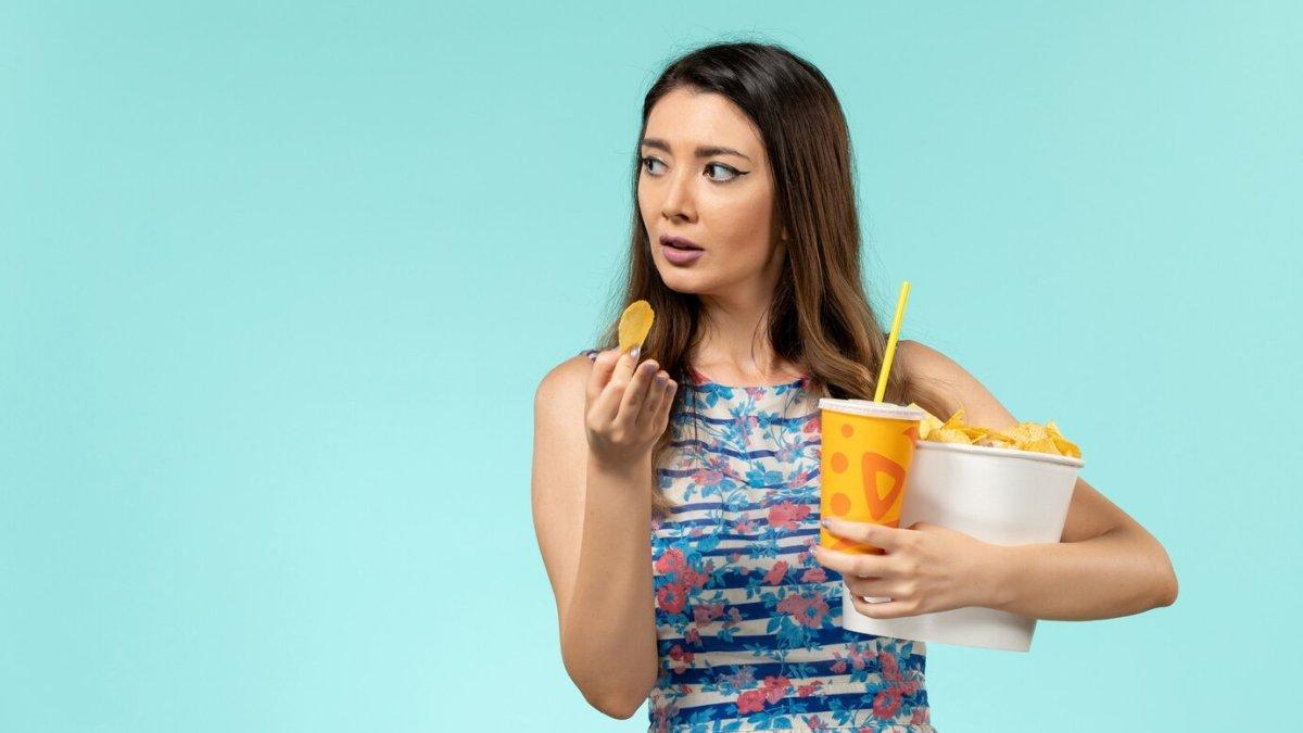 Ilustrasi zodiak suka makan junk food saat stres.