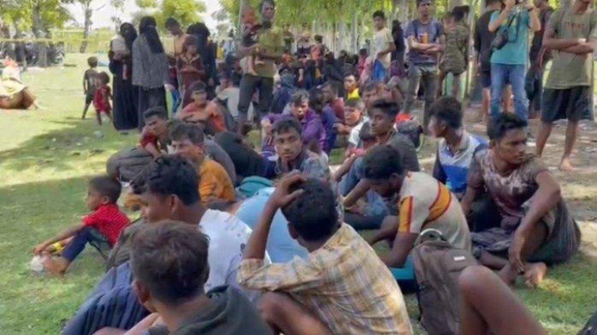 Imigran Rohingya yang buang air besar (BAB) di tambak warga dipindahkan secara paksa.