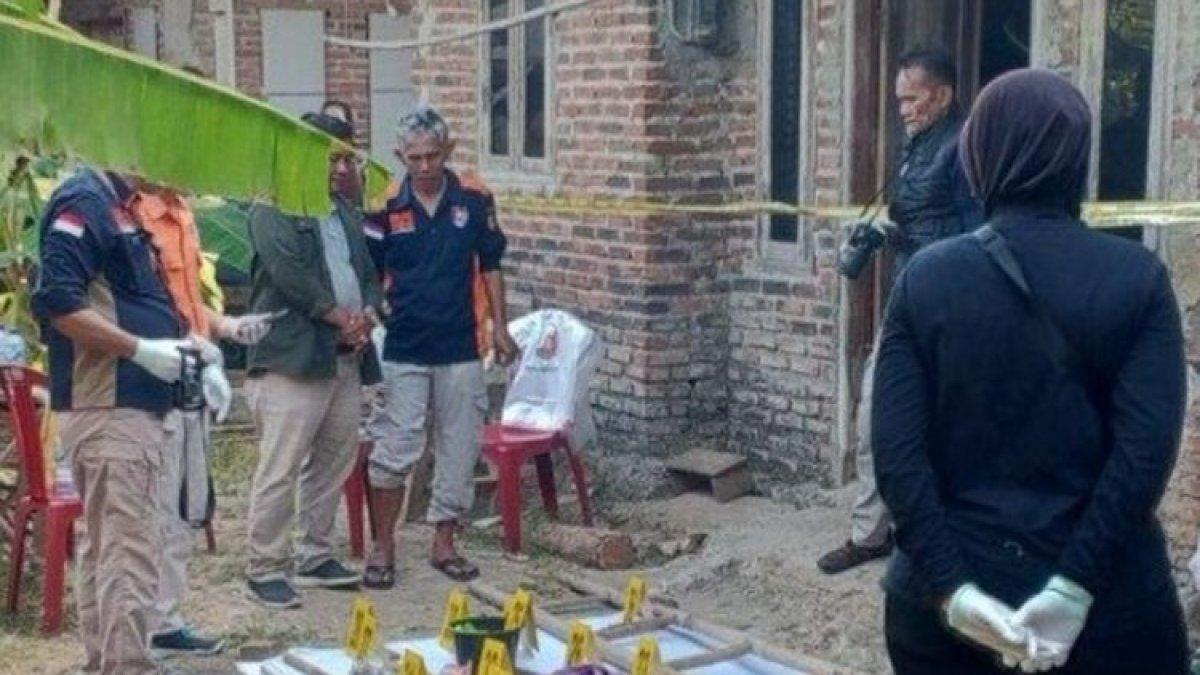 Inafis Polda Jabar sedang melakukan olah TKP di Rumah Kakek Rauf di Dusun Parigi 2 Desa Parigimulya Kecamatan Cipunagara Subang.