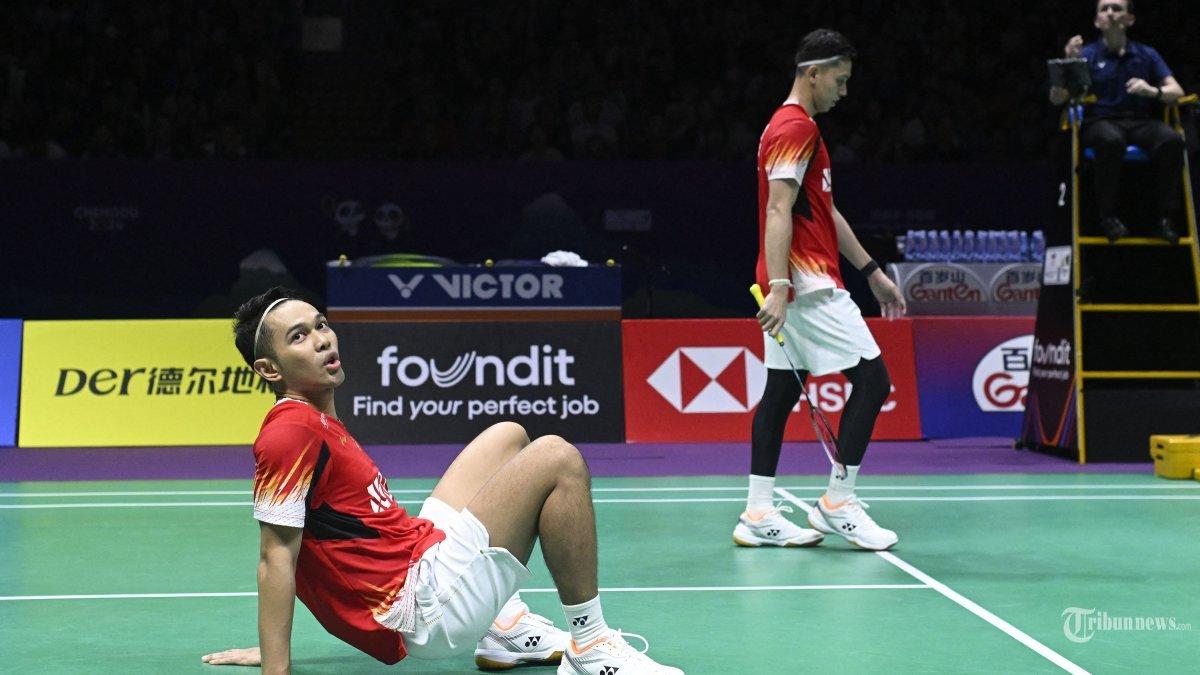 Indonesia - Fajar Alfian (Kiri) dan Muhammad Rian Ardianto bereaksi setelah meraih satu poin melawan Taiwan Lee Yang dan Wang Chi-lin pada pertandingan semifinal ganda putra di turnamen bulu tangkis Piala Thomas dan Uber di Chengdu, di provinsi Sichuan barat daya Tiongkok pada 4 Mei , 2024. Juara Piala Thomas 2024 ambyar setelah kalah dari China, Fajar Alfian cs gagal wujudkan target PBSI.