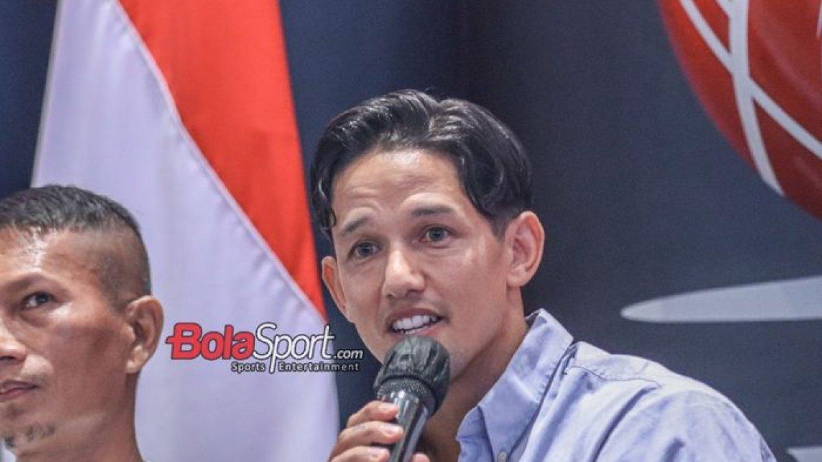 Irfan Bachdim sedang memberikan keterangan kepada awak media di Bursa Efek Indonesia, Senayan, Jakarta, Sabtu (28/10/2023).
