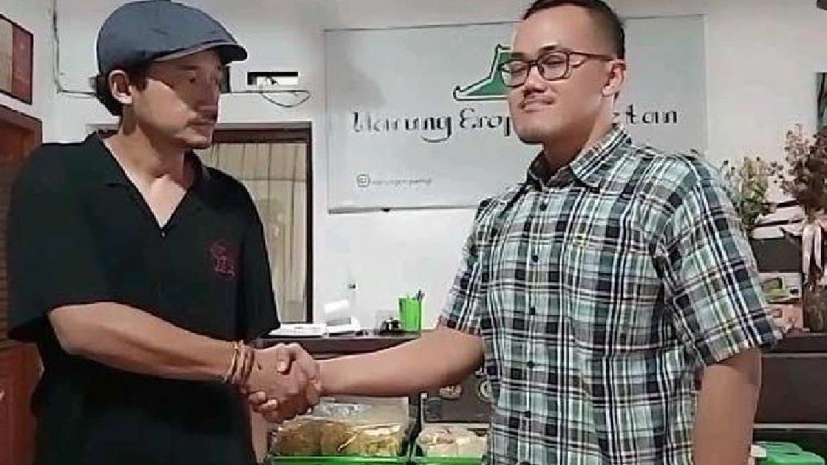 Isa Bajaj (baju hitam) dan Dimas (kemeja kotak) bersalaman ketika bertemu di Jalan Semeru, Kecamatan/Kabupaten Magetan, Selasa (23/4/2024).