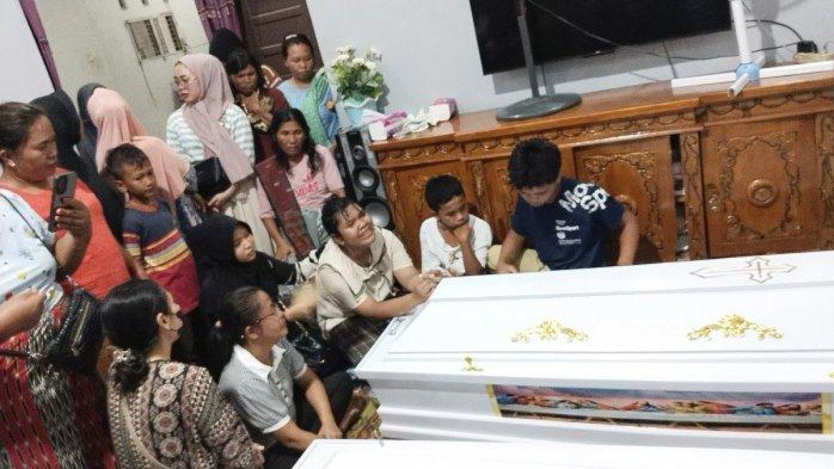 Isak tangis sambut kedatangan 6 jenazah korban kecelakaan 2
