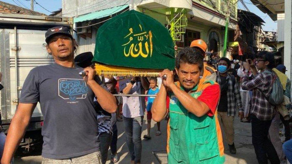 Isak tangis warga Jalan Muara Baru, Penjaringan, Jakarta Utara, seketika pecah saat jenazah korban penganiayaan, K (11) tiba di musala untuk dishalatkan, Kamis (14/12/2023)