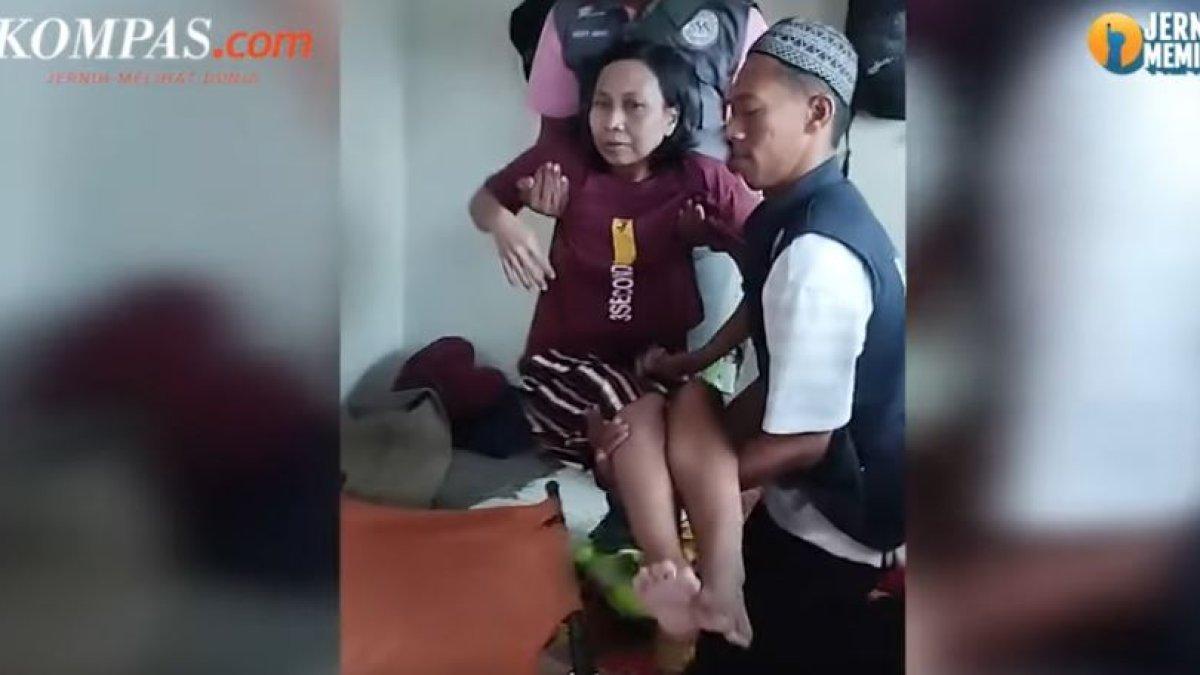 Istri Budiono Sutikno saat dievakuasi