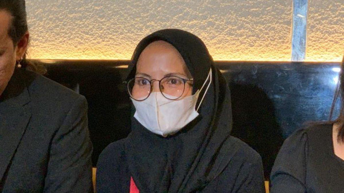 Istri Nanang Gimbal, Yuli saat konferensi pers di kawasan Jatisampurna, Bekasi, Jawa Barat, Sabtu (25/1/2025)