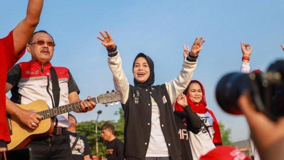 Istri capres nomor urut 3 Ganjar Pranowo, Siti Atikoh Suprianti merasa tidak berparas ayu meskipun beberapa kali dipanggil sebagai calon Ibu Negara tercantik ketika melakukan safari politik dan blusukan ke beberapa daerah.
