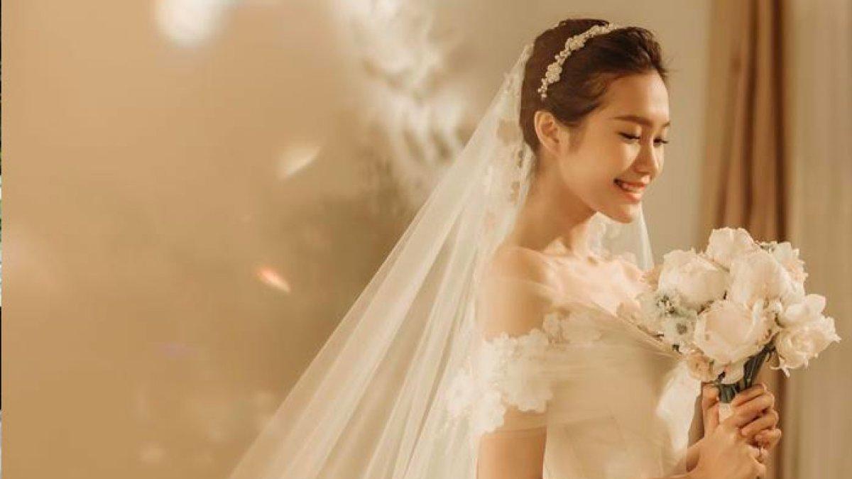 Istri pesepakbola terkenal Vietnam dinyinyir karena gaun pengantin cuma 1