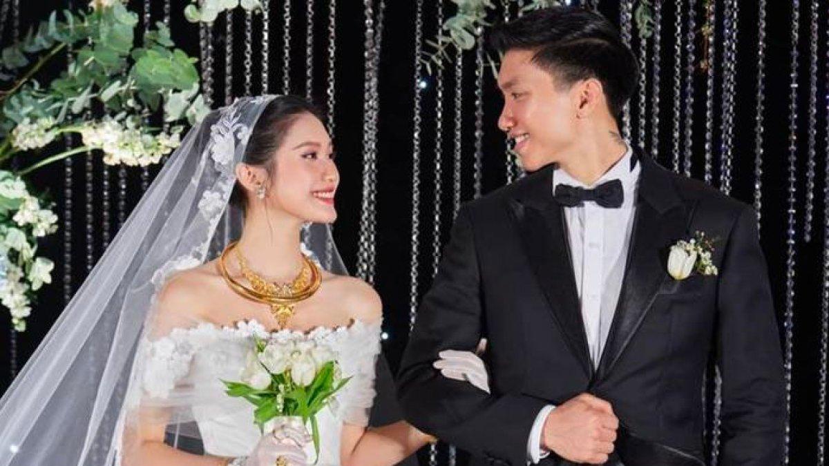 Istri pesepakbola terkenal Vietnam dinyinyir karena gaun pengantin cuma 1