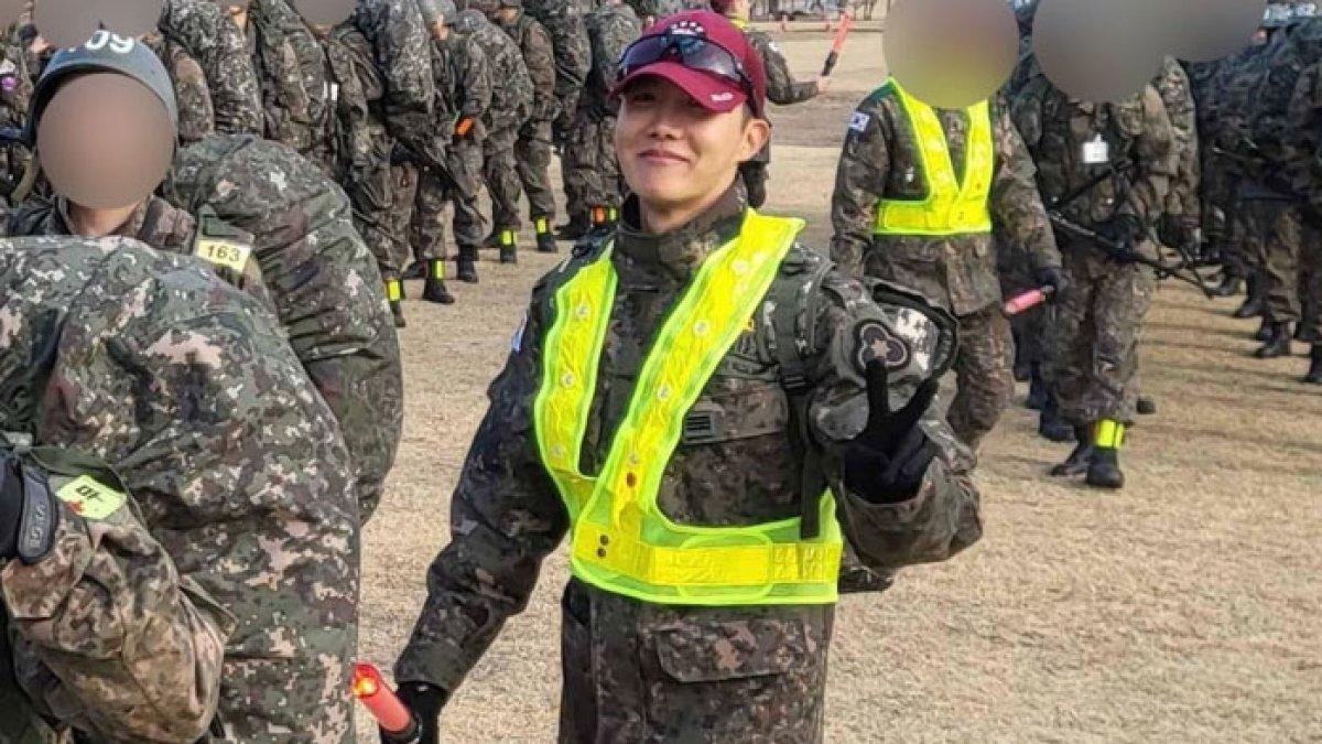 J-Hope BTS pimpin pasukan tentara ruck march 20 KM
