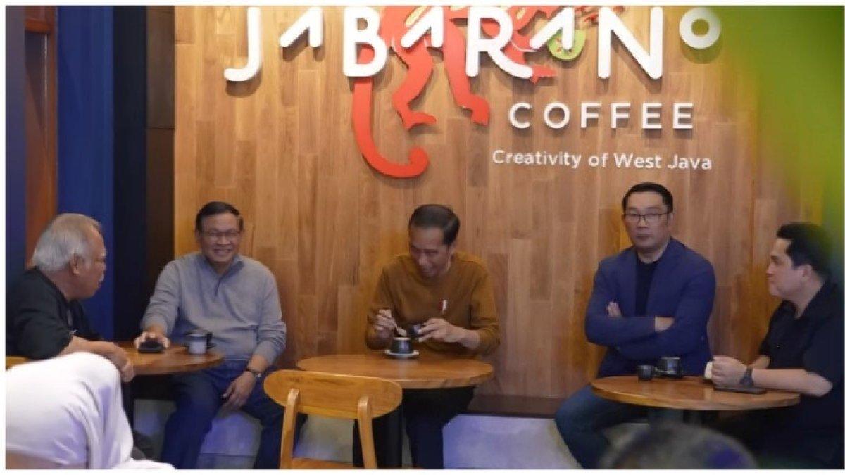 JABARANO COFFEE,-  Momen elit publik berkumpul di Jabarano Coffee. Profil dan kiprah Jabarano Coffee, bisnis kopi milik Mantan Gubernur Jawa Barat Ridwan Kamil yang telah mendunia.