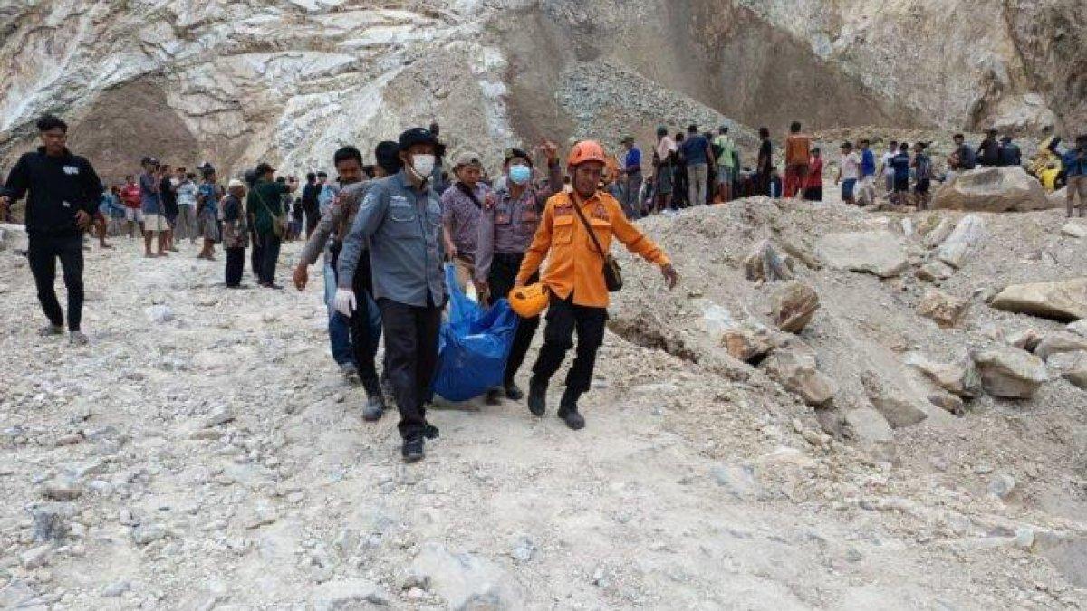 JENAZAH KORBAN LONGSOR - Longsor terjadi di Tambang Galian C Gunung Kuda, Desa Cipanas, Kecamatan Dukupuntang, Cirebon, Jawa Barat pada Jumat (30/5). Peristiwa yang terjadi pukul 10.00 WIB ini menyebabkan 10 orang pekerja tambang dilaporkan meninggal dunia. Gubernur Jawa Barat, Dedi Mulyadi berencana akan menutup lokasi galian C di kawasan Gunung Kuda di Kabupaten Cirebon yang longsor. Ternyata, kejadian semacam itu sudah terjadi dua kali. Adapun peristiwa pertama terjadi pada tahun 2014 lalu.