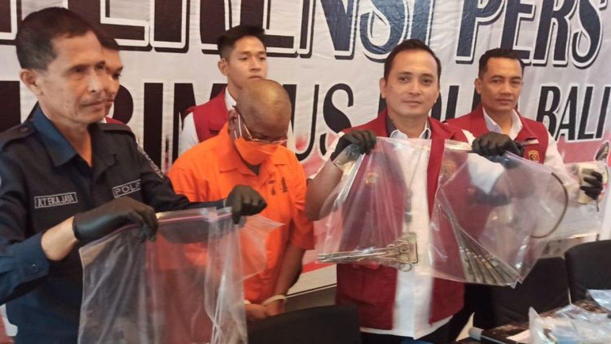 Jajaran Direktorat Reserse Kriminal Khusus Polda Bali saat merilis kasus praktik aborsi ilegal yang dilakukan oleh seorang dokter gigi, berinisial KAW (53), di gedung Dirkrimsus Polda Bali pada Senin (15/5/2023).