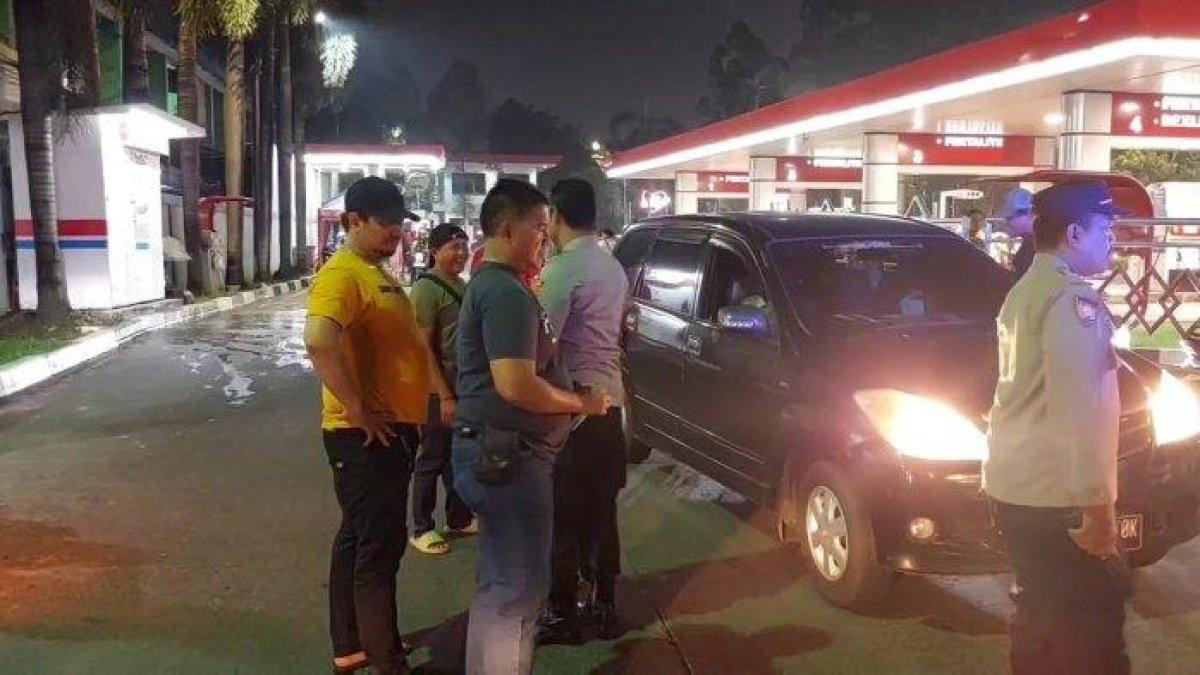 Jajaran Unit Reskrim Polsek Duren Sawit saat melakukan olah TKP dan penangkapan dua pelaku penusukan di Jalan Haji Miran, Pondok Kopi, Jakarta Timur, Jumat (29/3/2024).
