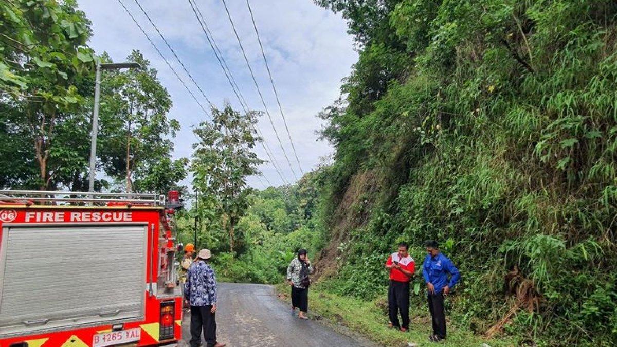 Jalan Cinomati, Bantul, Daerah Istimewa Yogyakarta ketika terjadi longsor yang menyebabkan sejumlah pengendara sepeda motor terjauh.
