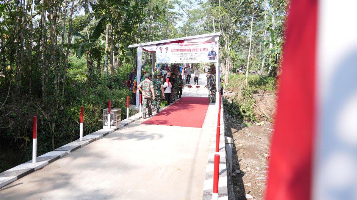 TMMD SENGKUYUNG KLATEN - Jalan dan jembatan baru hasil program TMMD Sengkuyung Tahap II, Desa Mundu, Kecamatan Tulung, Rabu (4/6/2025).