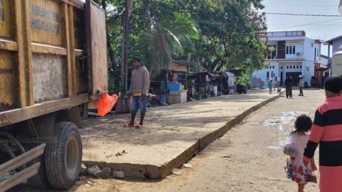 Jalan semenisasi yang hanya dibangun setengah badan jalan Nunukan