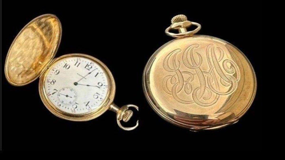Jam saku emas milik penumpang kapal terkaya, korban karamnya kapal RMS Titanic terjual seharga Rp 24 miliar dalam acara lelang.