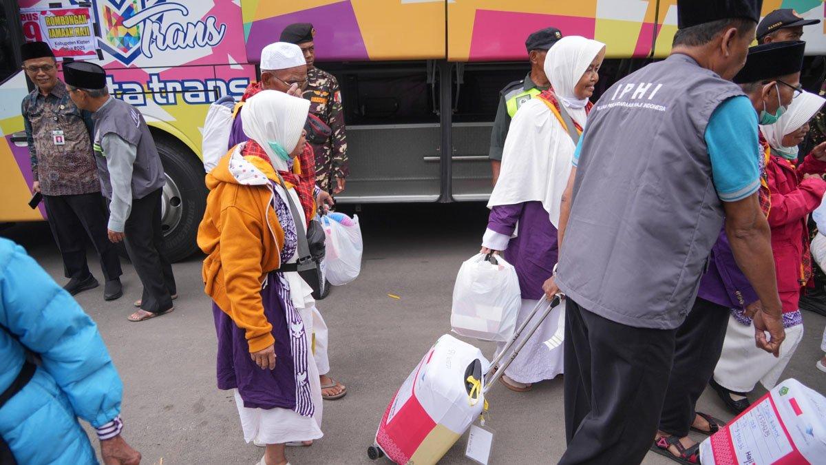 JAMAAH HAJI KLATEN - Jamaah haji yang pertama tiba di GOR Gelarsena tergabung dalam Kloter 74 sebanyak 115 jamaah, Jumat (4/7/2025).