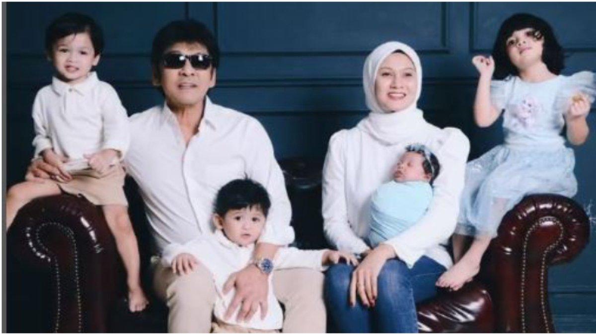 Jamal Abdilah bahagia bersama istri dan keempat anaknya yang masih kecil-kecil