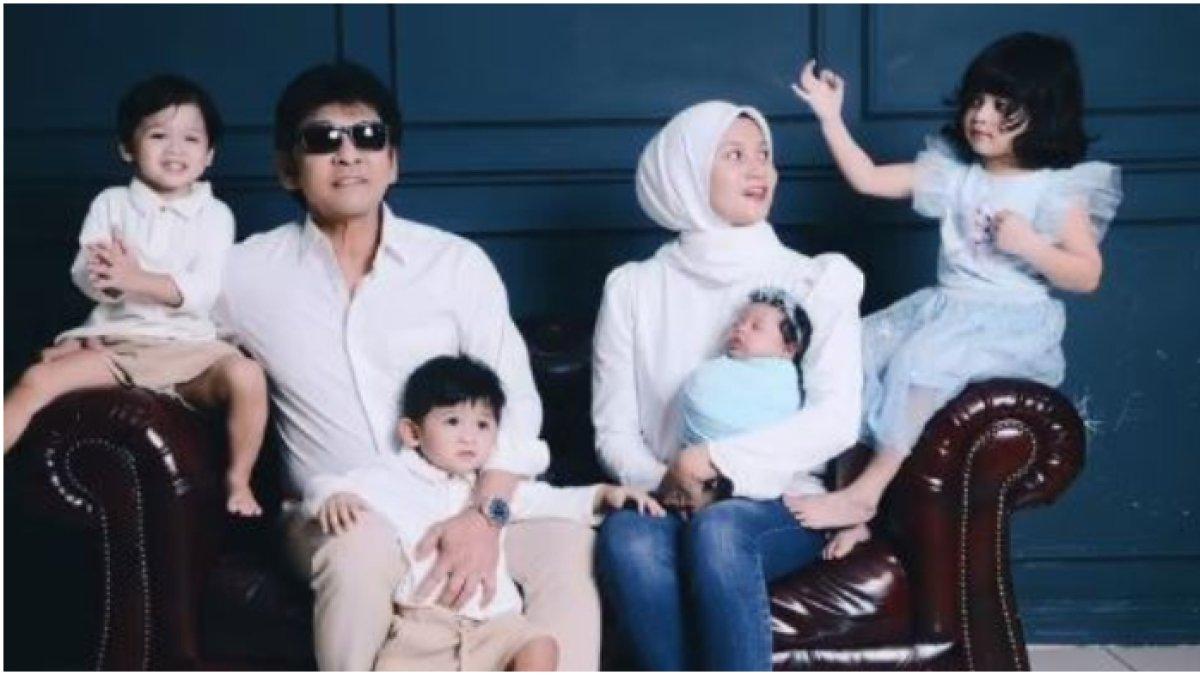 Jamal Abdilah bersama istri dan keempat anaknya yang masih kecil-kecil