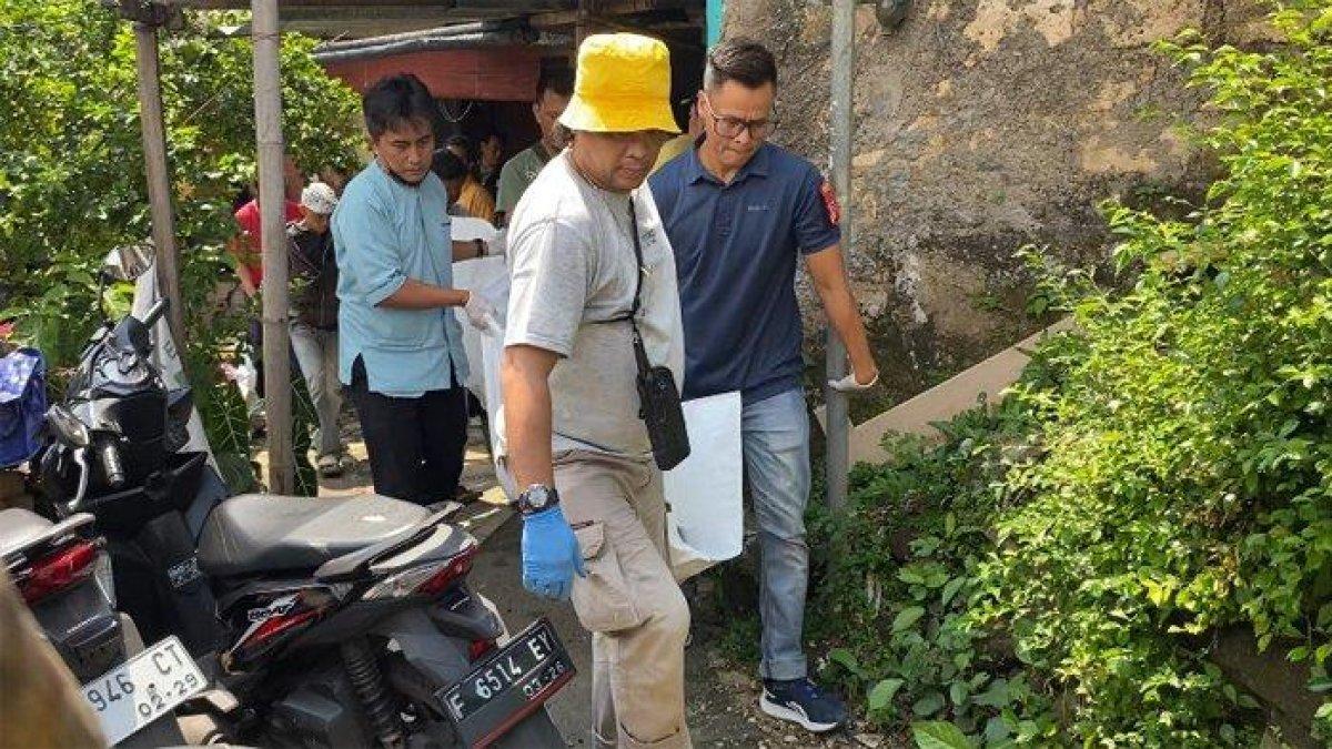 Jasad Nurul Azmi (36) saat dibawa menggunakan kantong jenazah di Cimanggu Kota Bogor, Kamis (28/3/2024).