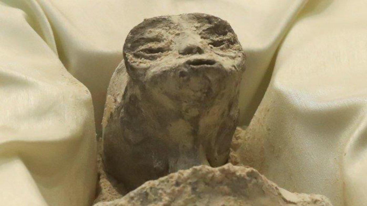 Jasad yang diduga alien terlihat dipajang selama sebuah sesi