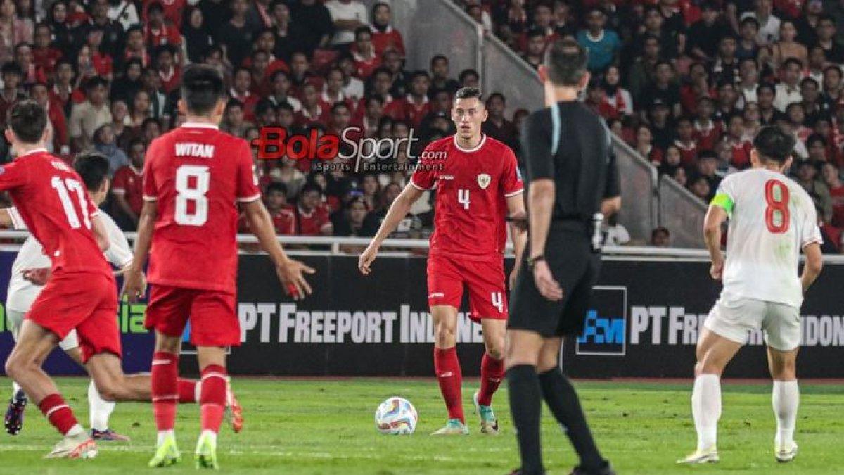 Jay Idzes sedang menguasai bola saat laga grup F babak Kualifikasi Piala Dunia 2026 antara timnas Indonesia versus timnas Vietnam di Stadion Utama Gelora Bung Karno, Senayan, Jakarta, Kamis (21/3/2024).