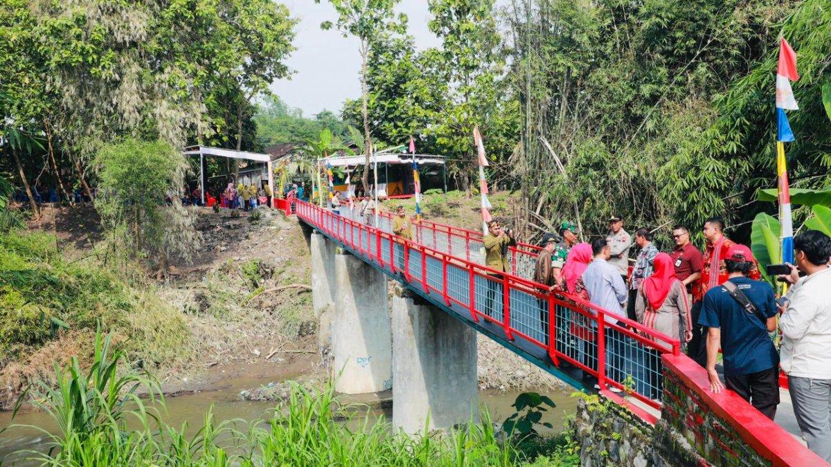 JEMBATAN BARU KLATEN - Bupati Klaten Hamenang Wajar Ismoyo meresmikan jembatan baru yang menghubungkan Desa Bener, Kecamatan Wonosari, Klaten dengan Desa Ngrombo, Sukoharjo pada Kamis (22/5/2025).