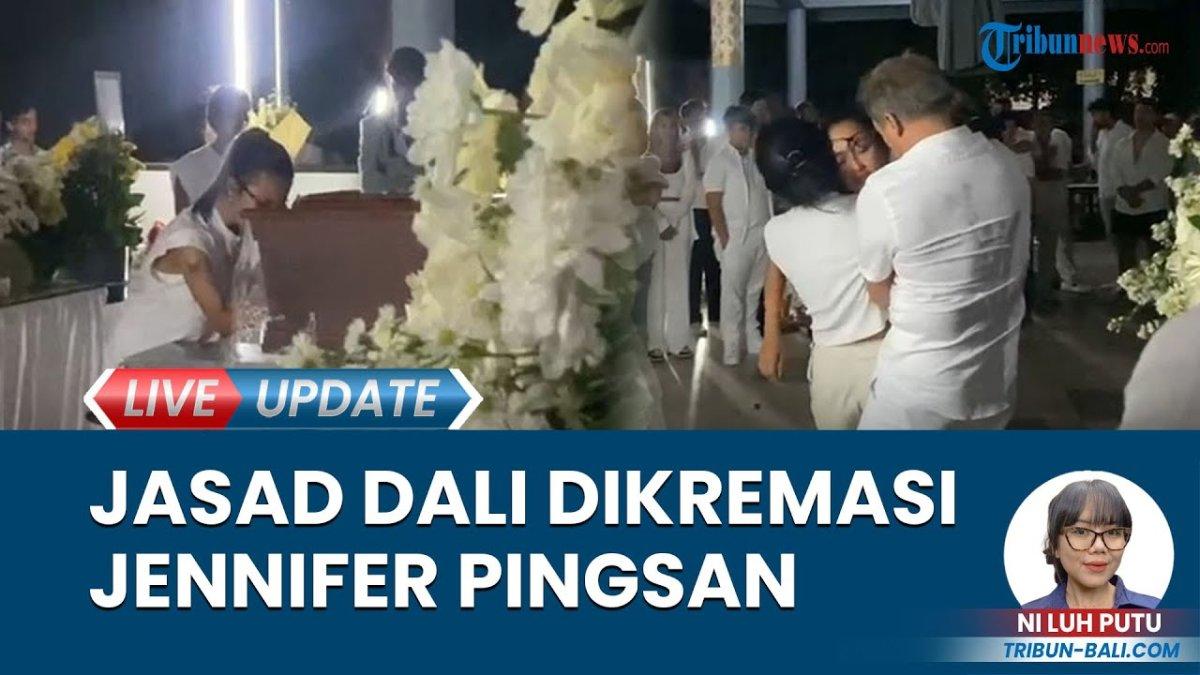 Jenazah Dali Wassink, suami Jennifer Coppen, dikremasi. Abu jenazahnya dilarung di Pantai Lembeng, Gianyar, Bali, Minggu (21/7/2024).