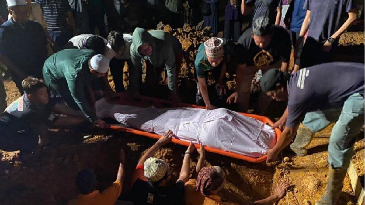 Jenazah Ezaty dimakamkan