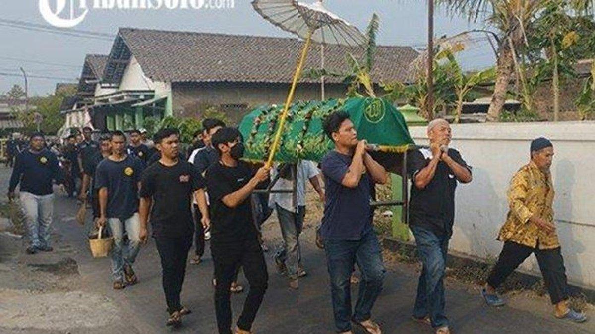 Jenazah pasangan suami istri yang ditemukan tewas dalam keadaan berpelukan di Ceper, Klaten,Jawa Tengah, Rabu (11/10/2023), dua anak masih balita