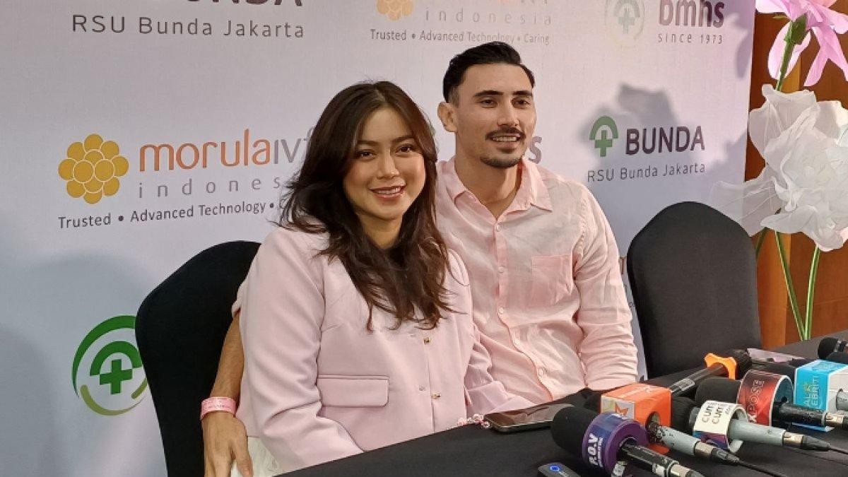 Jessica Iskandar dan Vincent Verhaag saat jumpa pers kelahiran anak ketiga mereka yang berjenis kelamin perempuan