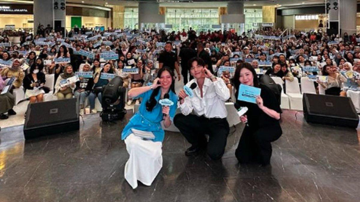 Ji Chang Wook jajan sate di Jakarta