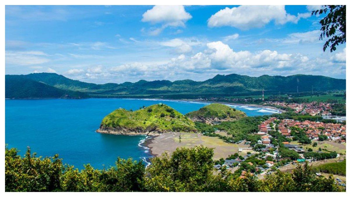 PENAMPAKAN JIKA DARI SISI TIMUR BUKIT SURYO - Jika sisi timur Bukit Suroyo menawarkan keindahan panorama Teluk Love, maka sisi baratnya menyajikan pemandangan lanskap Pantai Payangan.