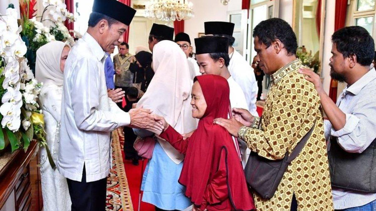 Presiden Jokowi dan Iriana saat menyapa warga penyandang disabilitas di acara open house Idul Fitri yang digelar di Istana Negara, Jakarta, Rabu (10/4/2024).
