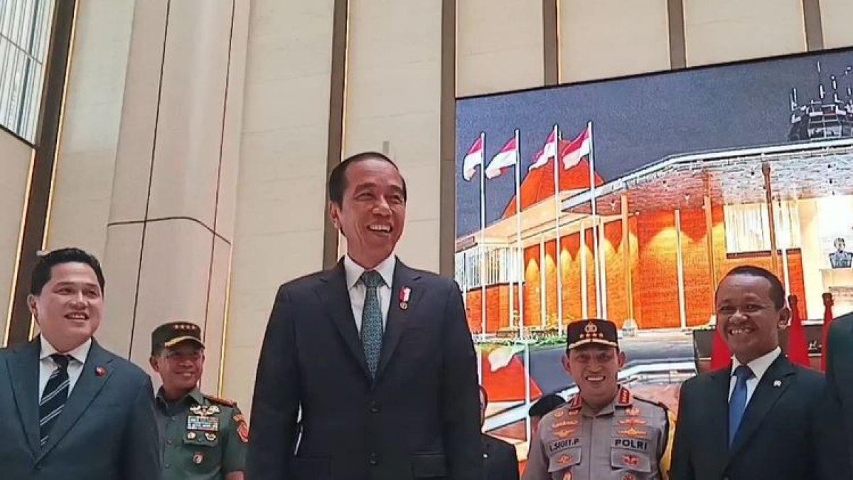 Presiden Joko Widodo tertawa bersama Mensesneg Pratikno, Menteri Investasi Bahlil Lahadalia, Menteri BUMN Erick Thohir, Kapolri Jenderal Listyo Sigit Prabowo dan Panglima TNI Jenderal Agus Subiyanto saat membicarakan perihal dasi di Lanud Halim Perdanakusuma, Jakarta, Selasa (9/1/2024)