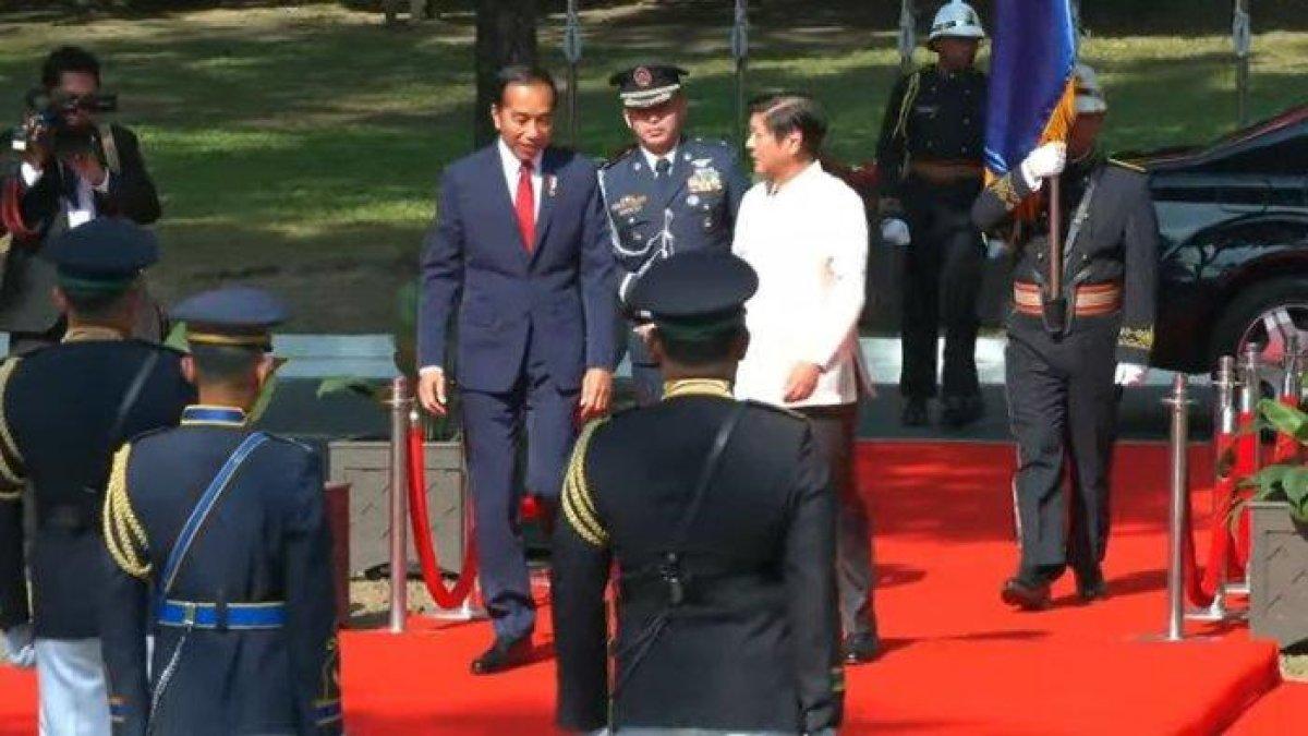 Presiden Jokowi menggunakan dasi merah saat disambut Presiden Filipina Ferdinand Marcos Jr di Istana Malacanang pada Rabu (10/1/2024) pagi. Jokowi melakukan kunjungan kenegaraan ke Filipina, Vietnam, dan Brunei selama lima hari.