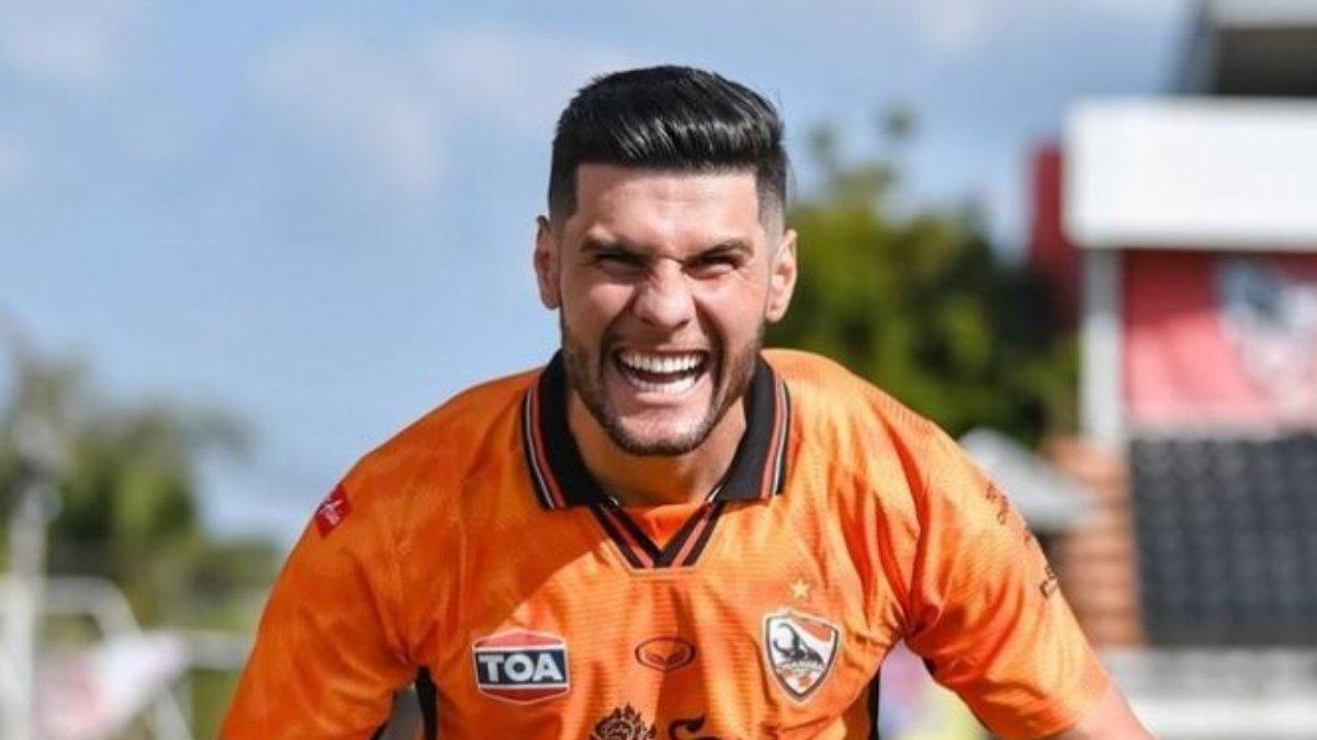 Julio Cesar mulai menarik perhatian Bobotoh setelah rumor kepindahannya ke Persib mencuat melalui media sosial.