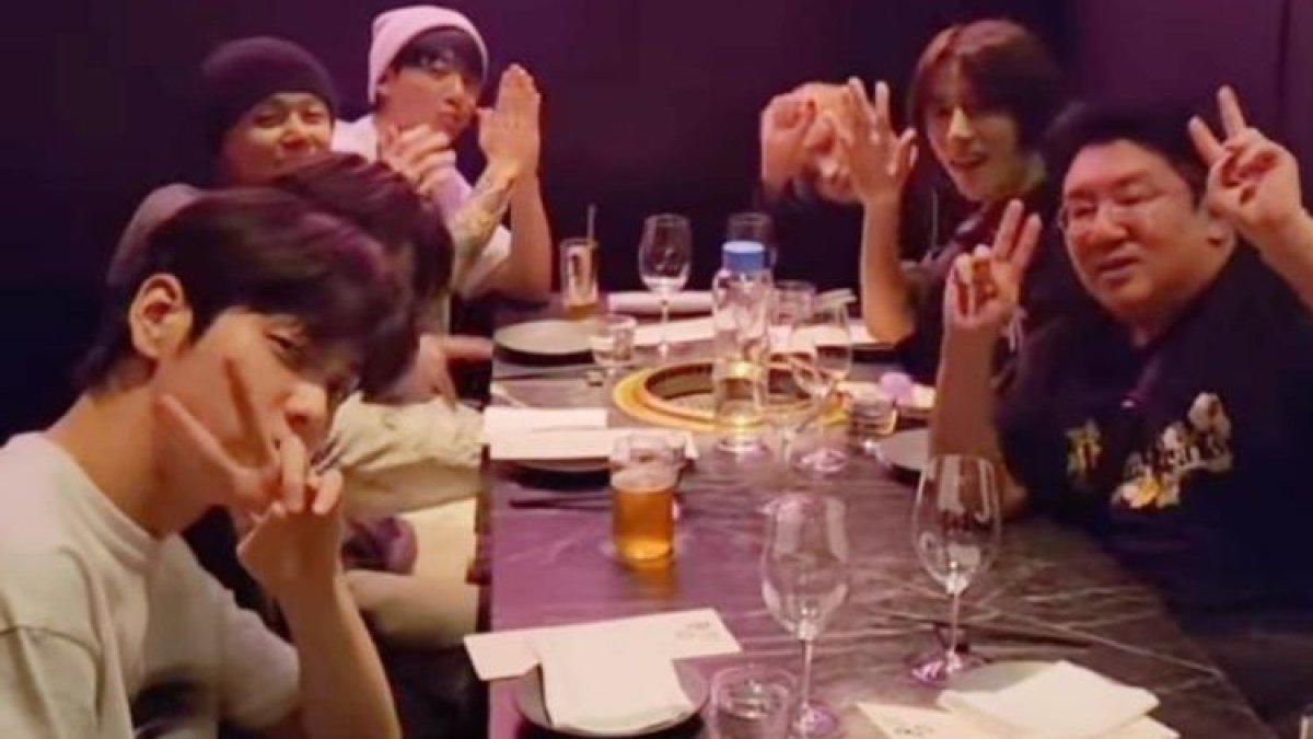 Jungkook BTS dan boy group TXT makan malam bersama bos mereka, pendiri agensi Bighit Music and HYBE, Bang Si Hyuk, pada Rabu (13/9/2023).