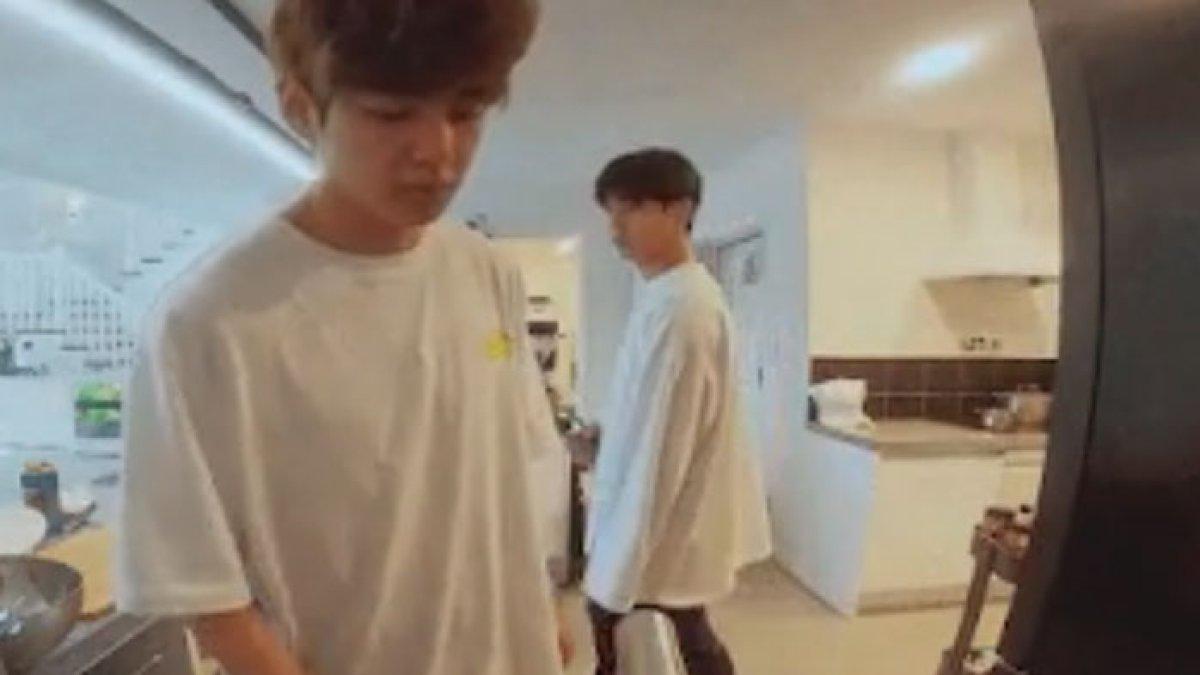 Jungkook BTS masakkan sarapan untuk V BTS yang bangun kesiangan