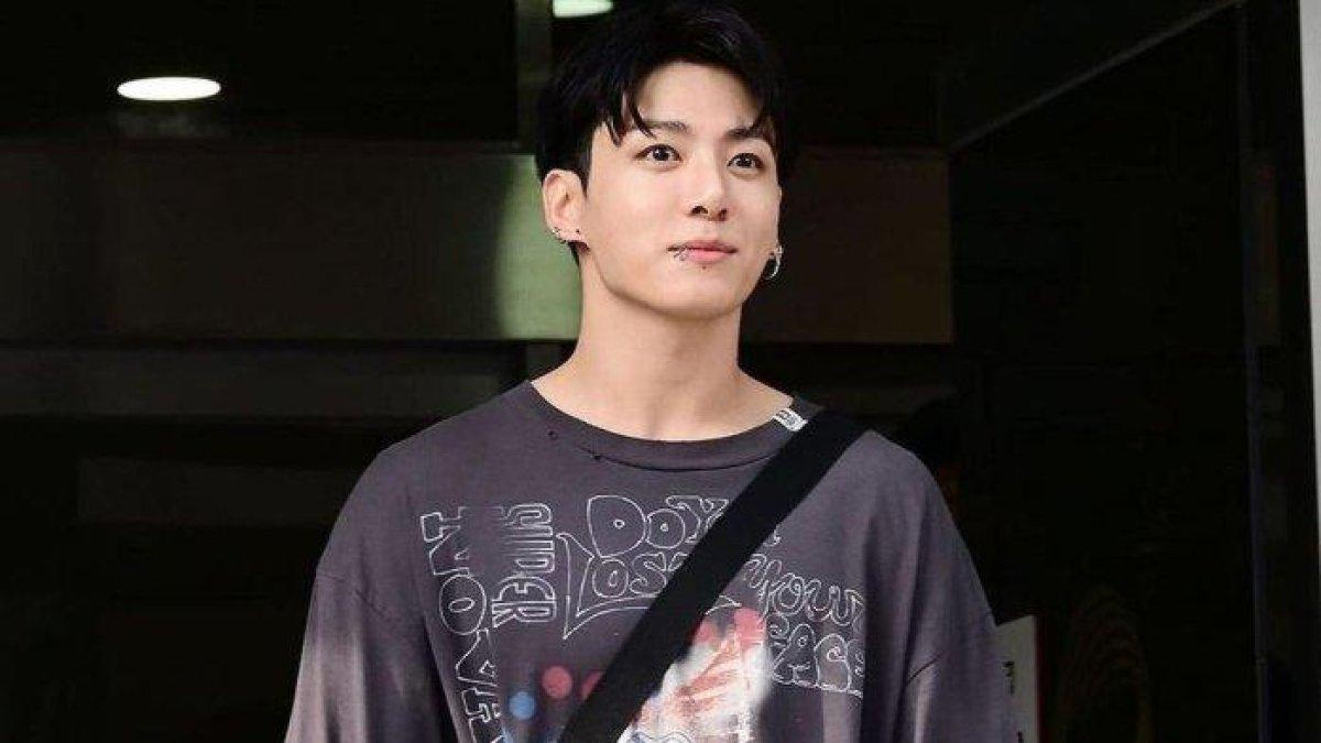 Jungkook BTS tampil di music show Korea dengan hairstyle baru.